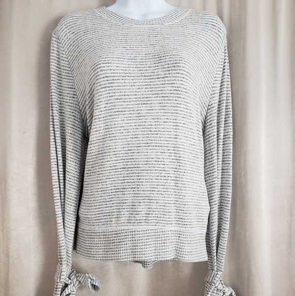 NWOT Abercrombie & Fitch gray white tie sleeve top Womens Small - Picture 2 of 7